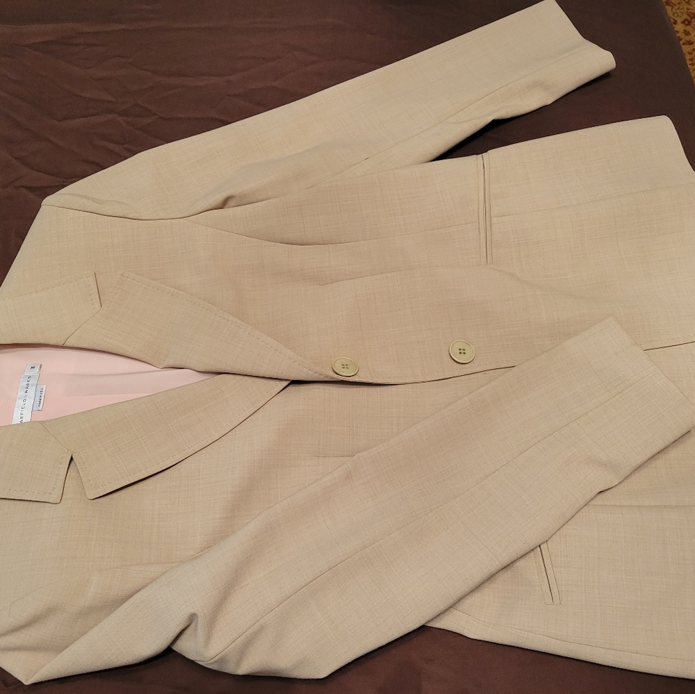 Like new blazer. Pockets even still sewn shut